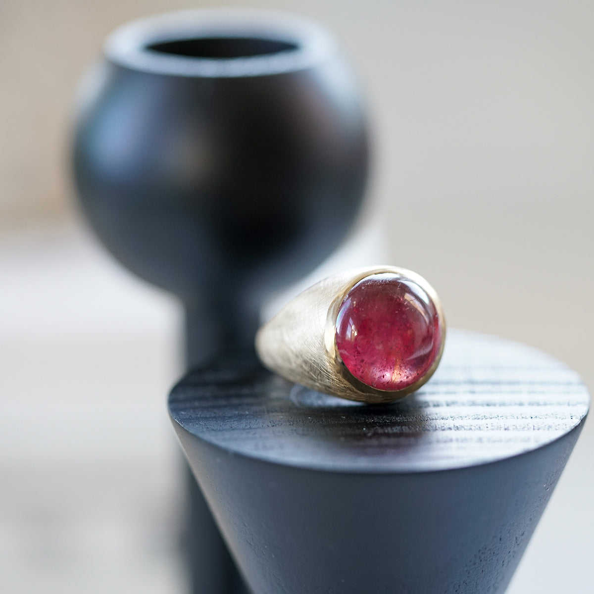 Ruby cabochon gold ring