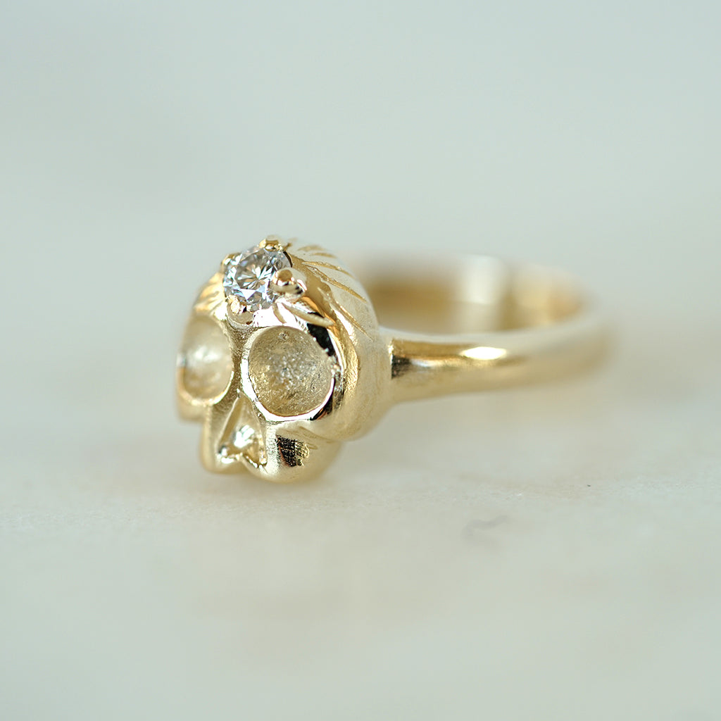 Memento Mori Gold skull ring with diamond