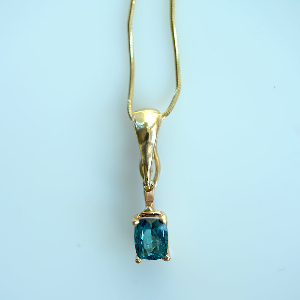 Blue tourmaline gold necklace