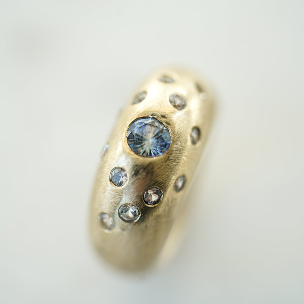 Bombé ring with bicolor sapphire in gold