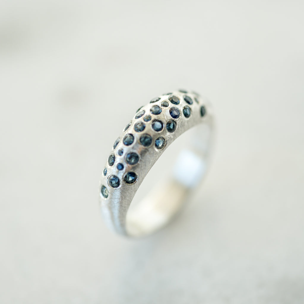 Bombé Ring Blue sapphires in silver Thin