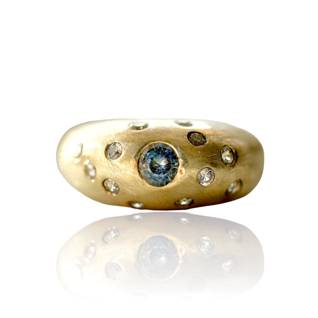 Bombé ring with bicolor sapphire in gold