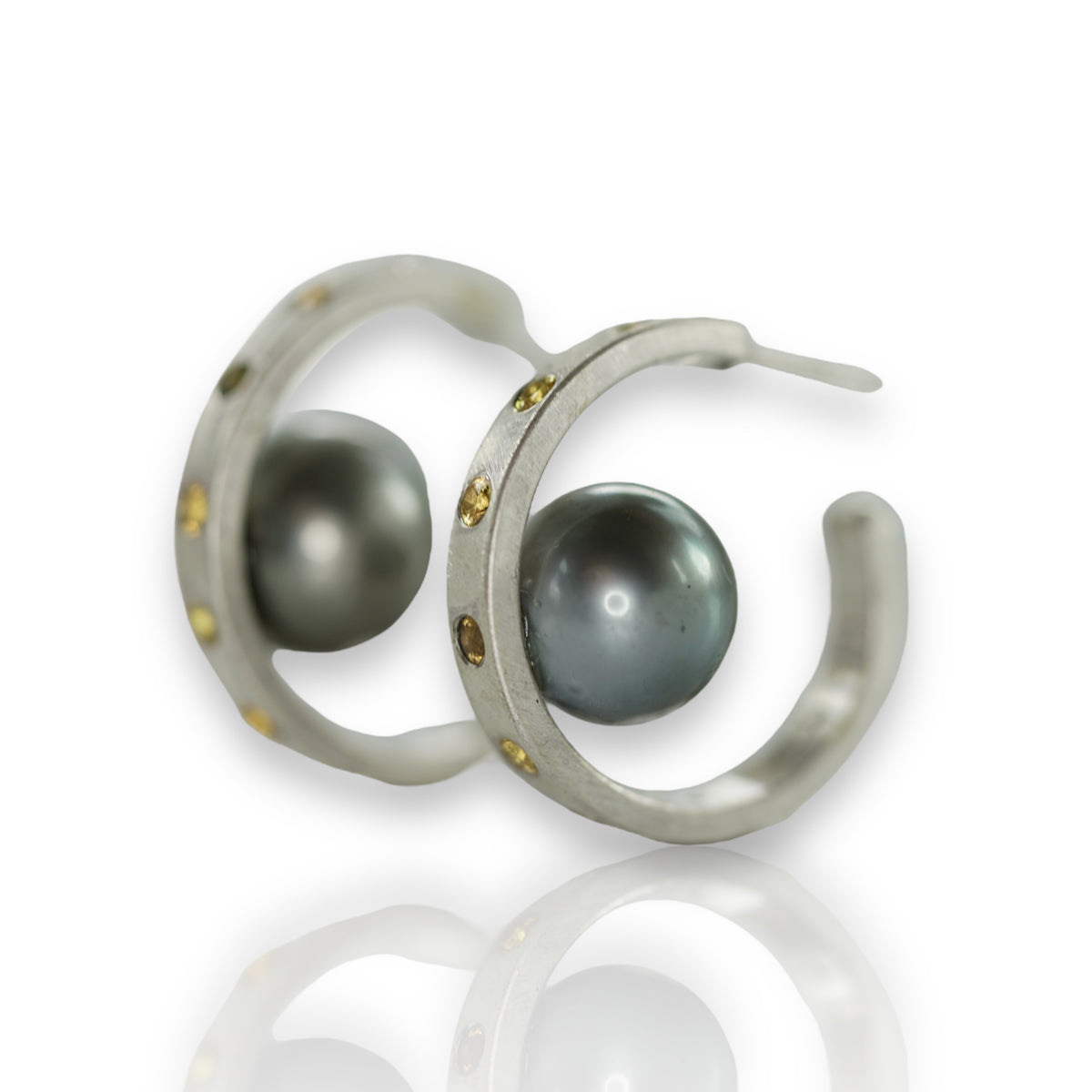 Hoop earrings with multicolor sapphires and Tahitian grey pearls