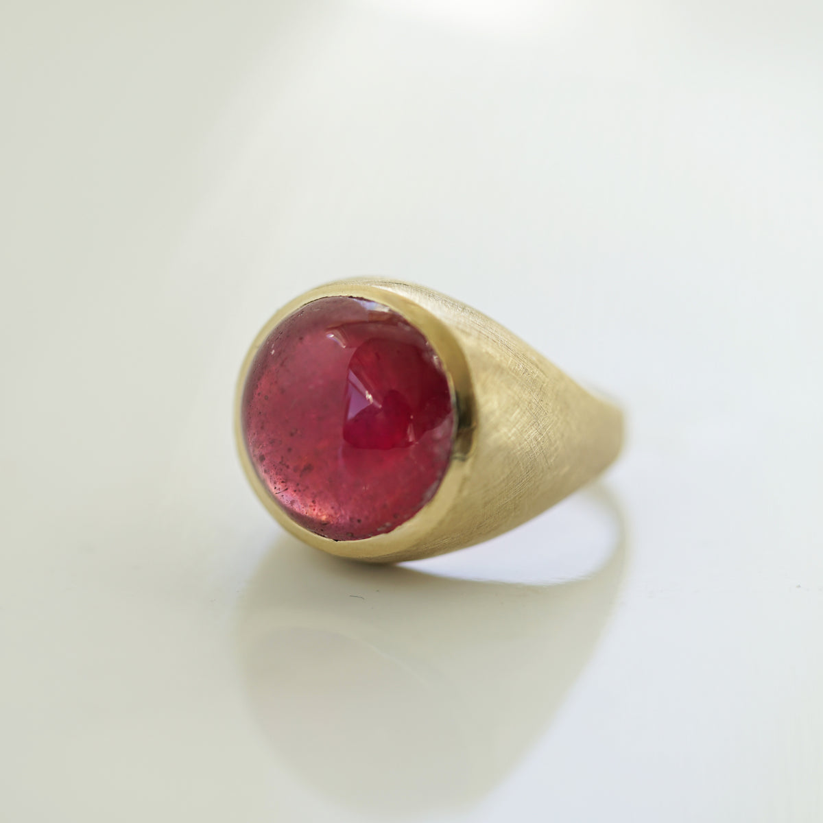 Ruby cabochon gold ring