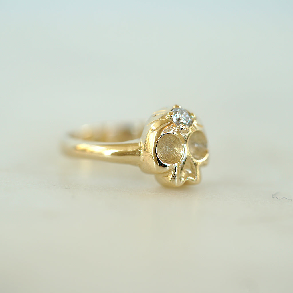 Memento Mori Gold skull ring with diamond