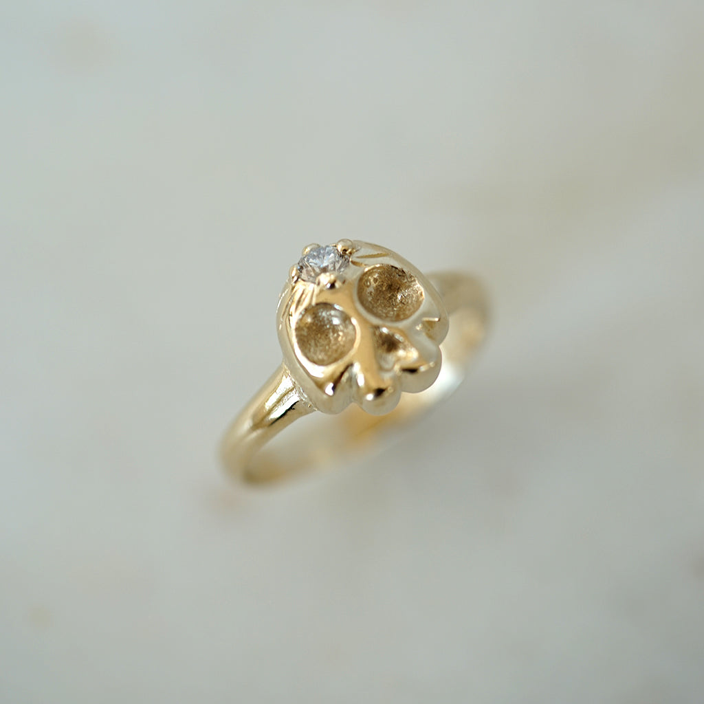 Memento Mori Gold skull ring with diamond