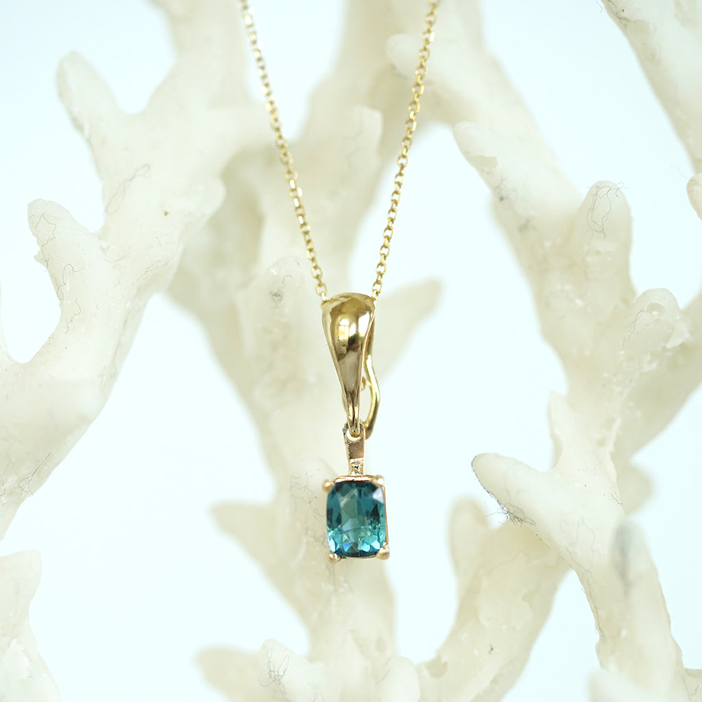 Blue tourmaline gold necklace