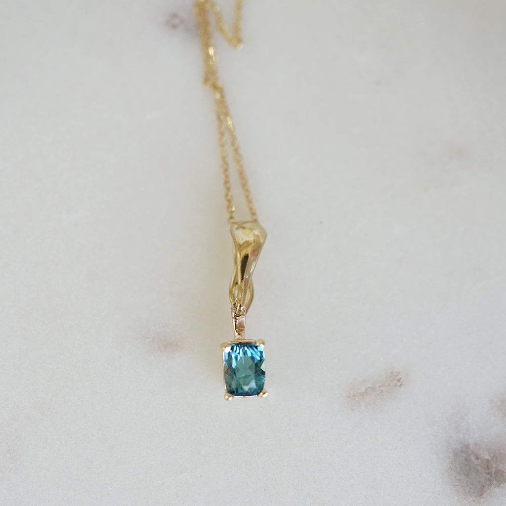 Blue tourmaline gold necklace