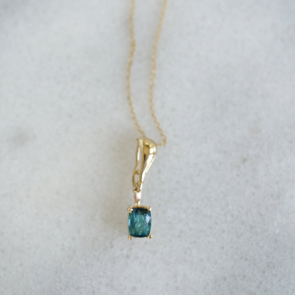 Blue tourmaline gold necklace