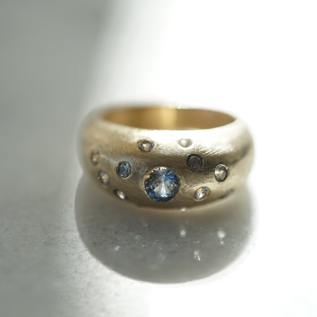 Bombé ring with bicolor sapphire in gold