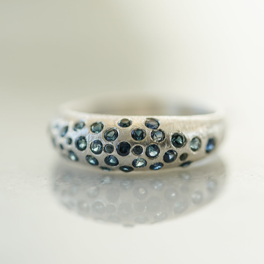 Bombé Ring Blue sapphires in silver Thin