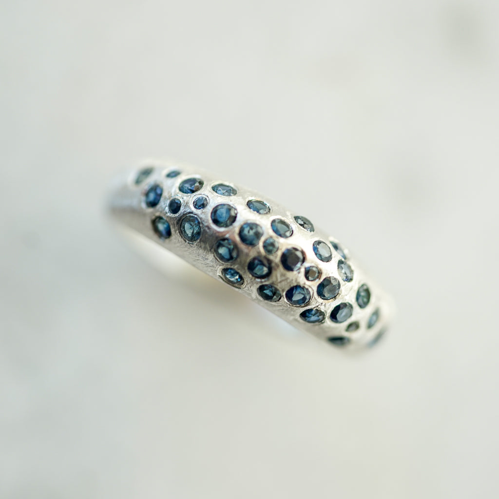 Bombé Ring Blue sapphires in silver Thin