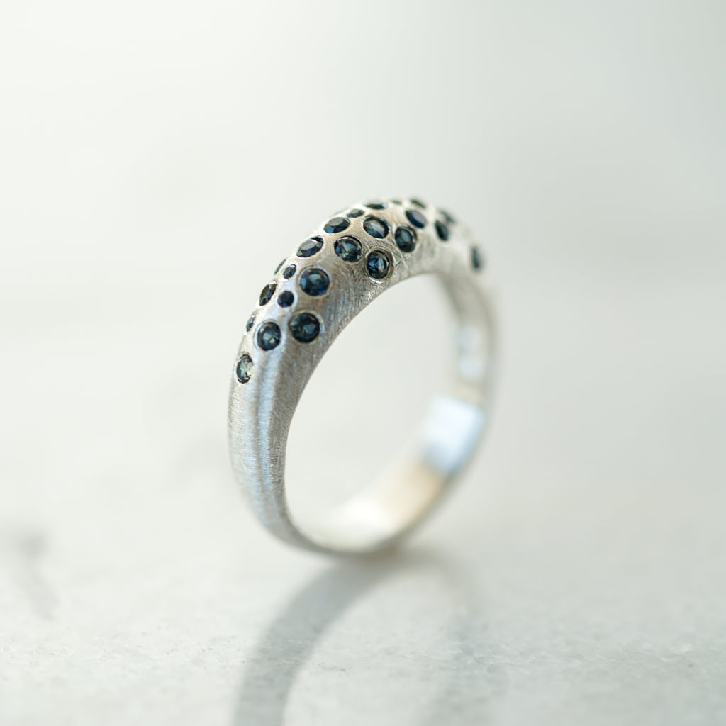 Bombé Ring Blue sapphires in silver Thin