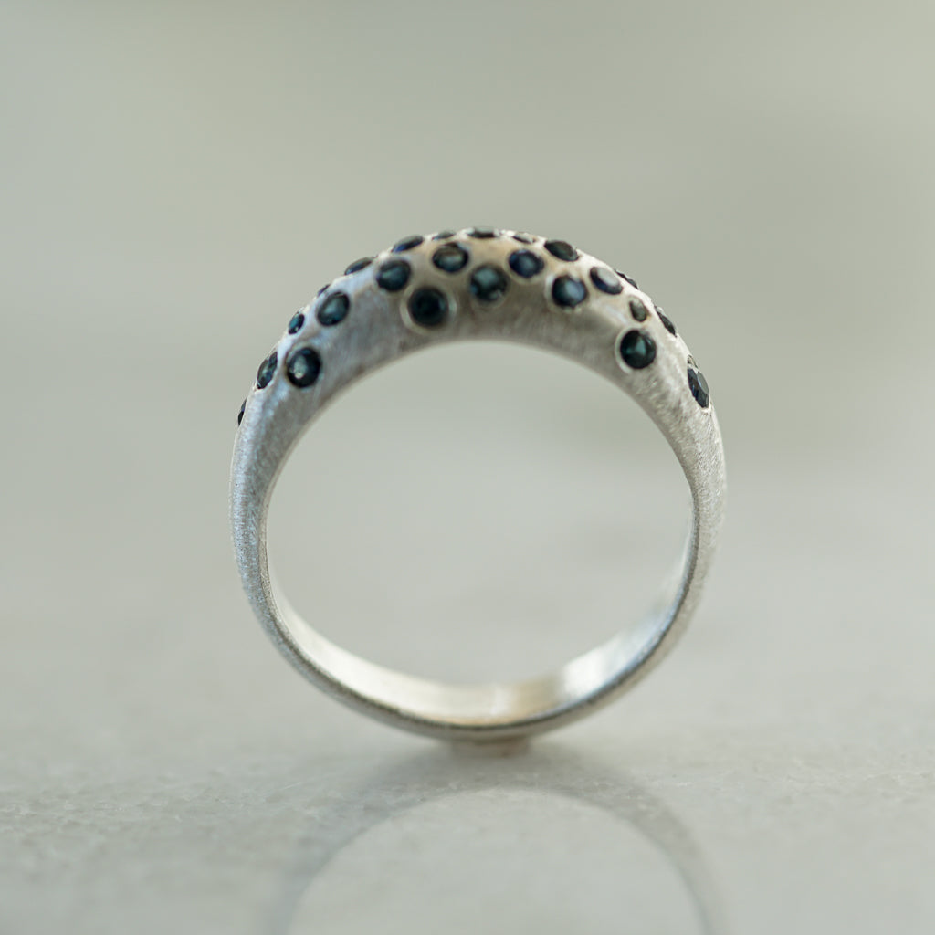 Bombé Ring Blue sapphires in silver Thin