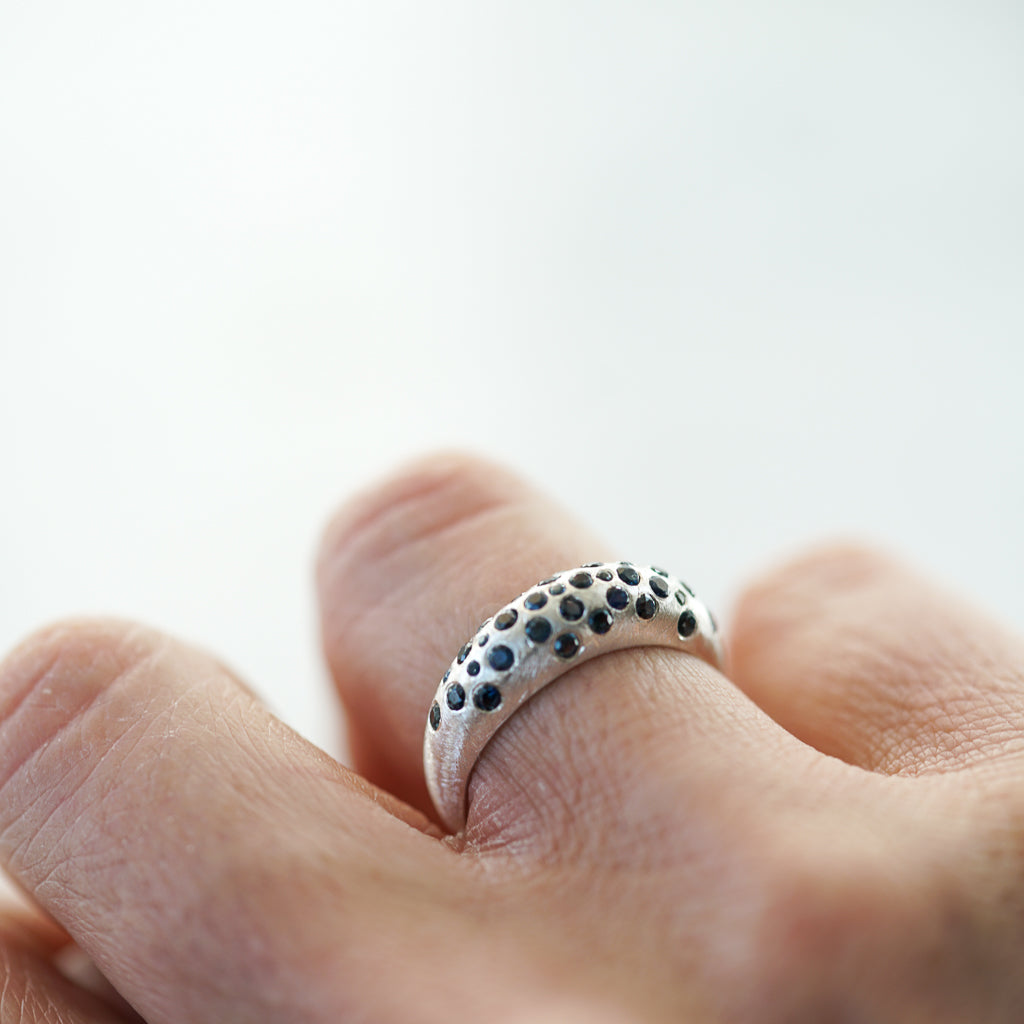 Bombé Ring Blue sapphires in silver Thin