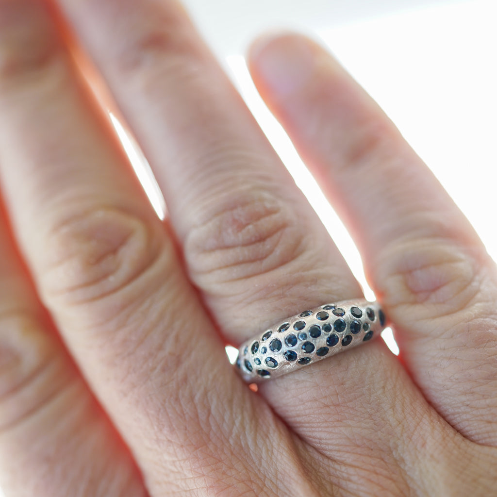 Bombé Ring Blue sapphires in silver Thin