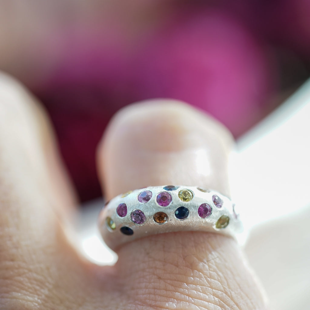 Bombé Ring Multicolor sapphires in silver Thin