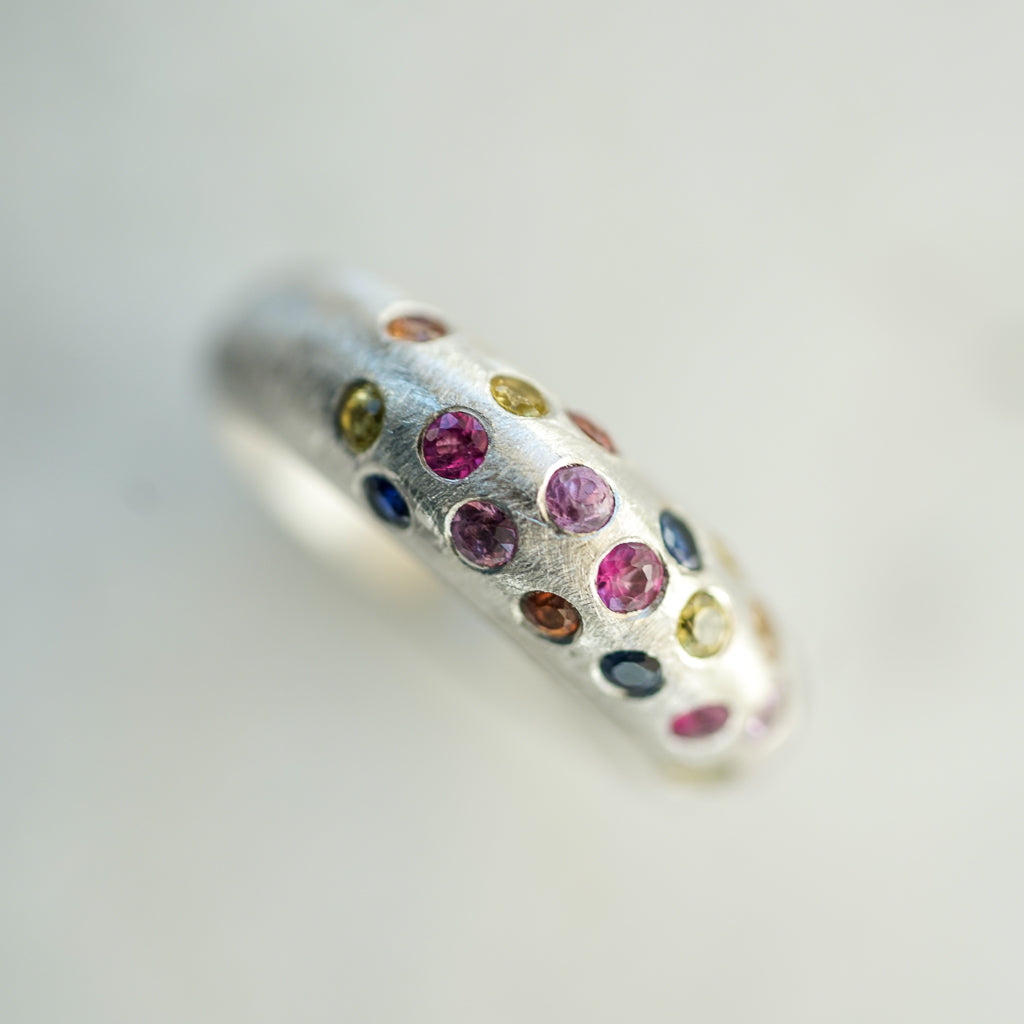 Bombé Ring Multicolor sapphires in silver Thin