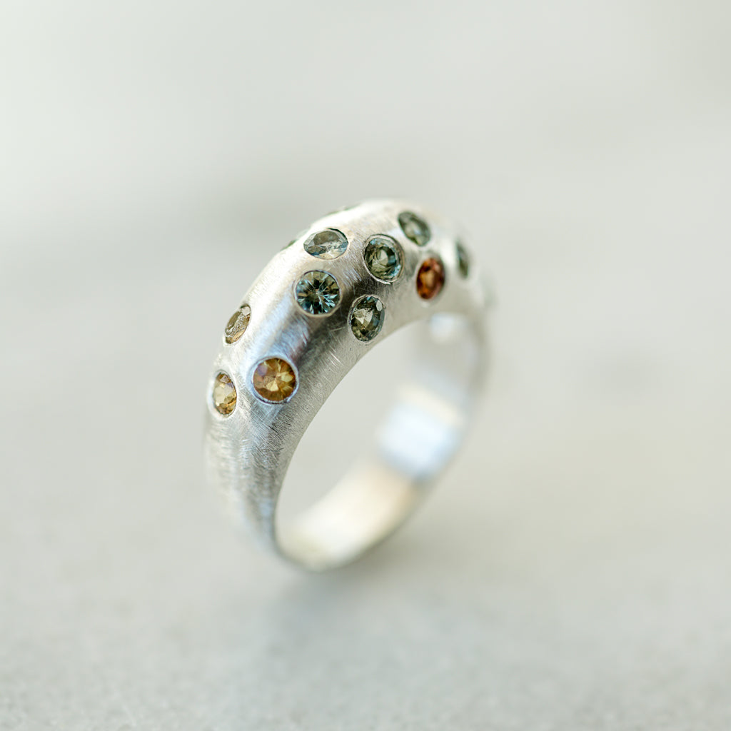 Bombé Ring Green/Orange sapphires in silver