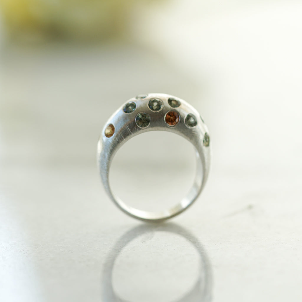 Bombé Ring Green/Orange sapphires in silver