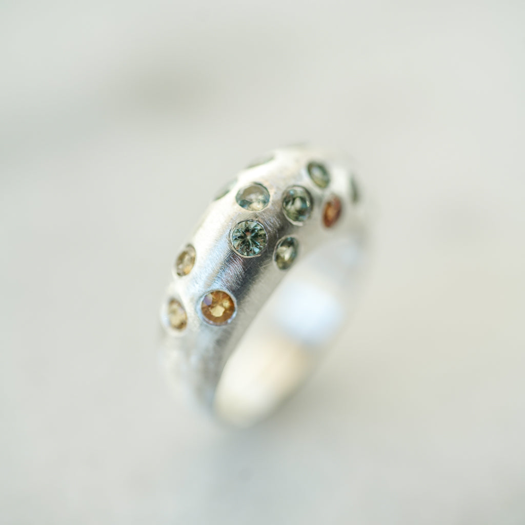 Bombé Ring Green/Orange sapphires in silver