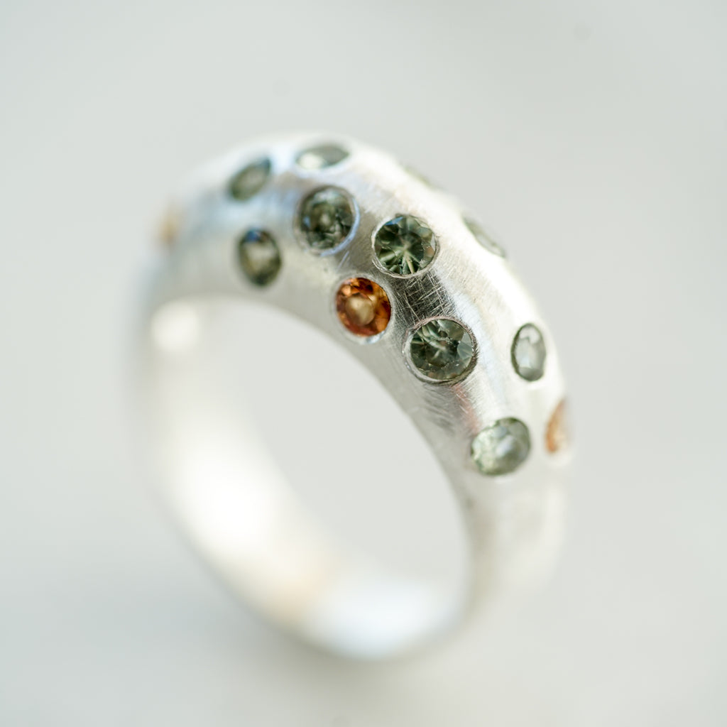 Bombé Ring Green/Orange sapphires in silver