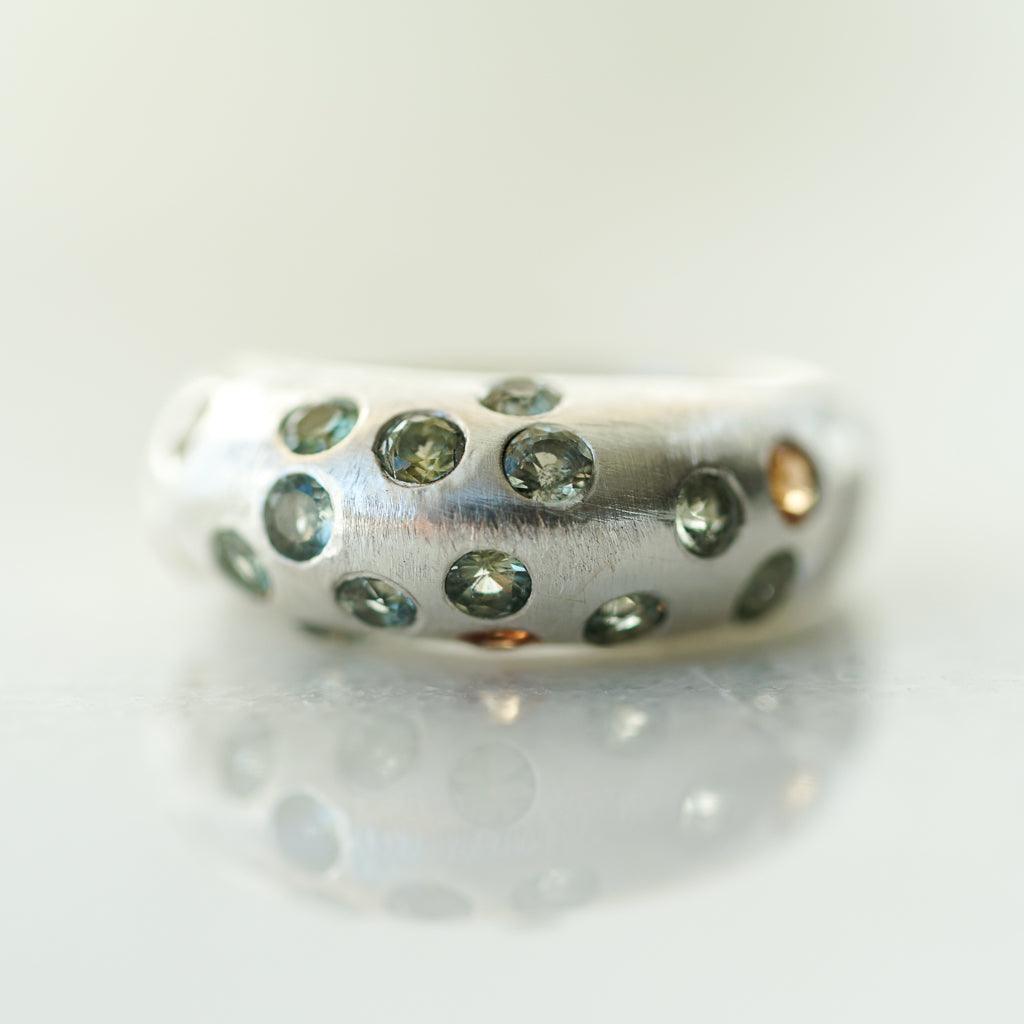 Bombé Ring Green/Orange sapphires in silver