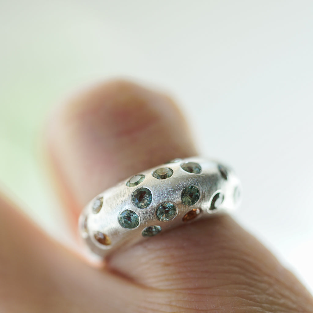 Bombé Ring Green/Orange sapphires in silver