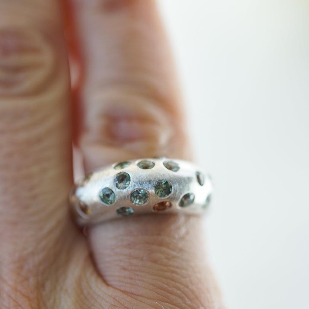 Bombé Ring Green/Orange sapphires in silver