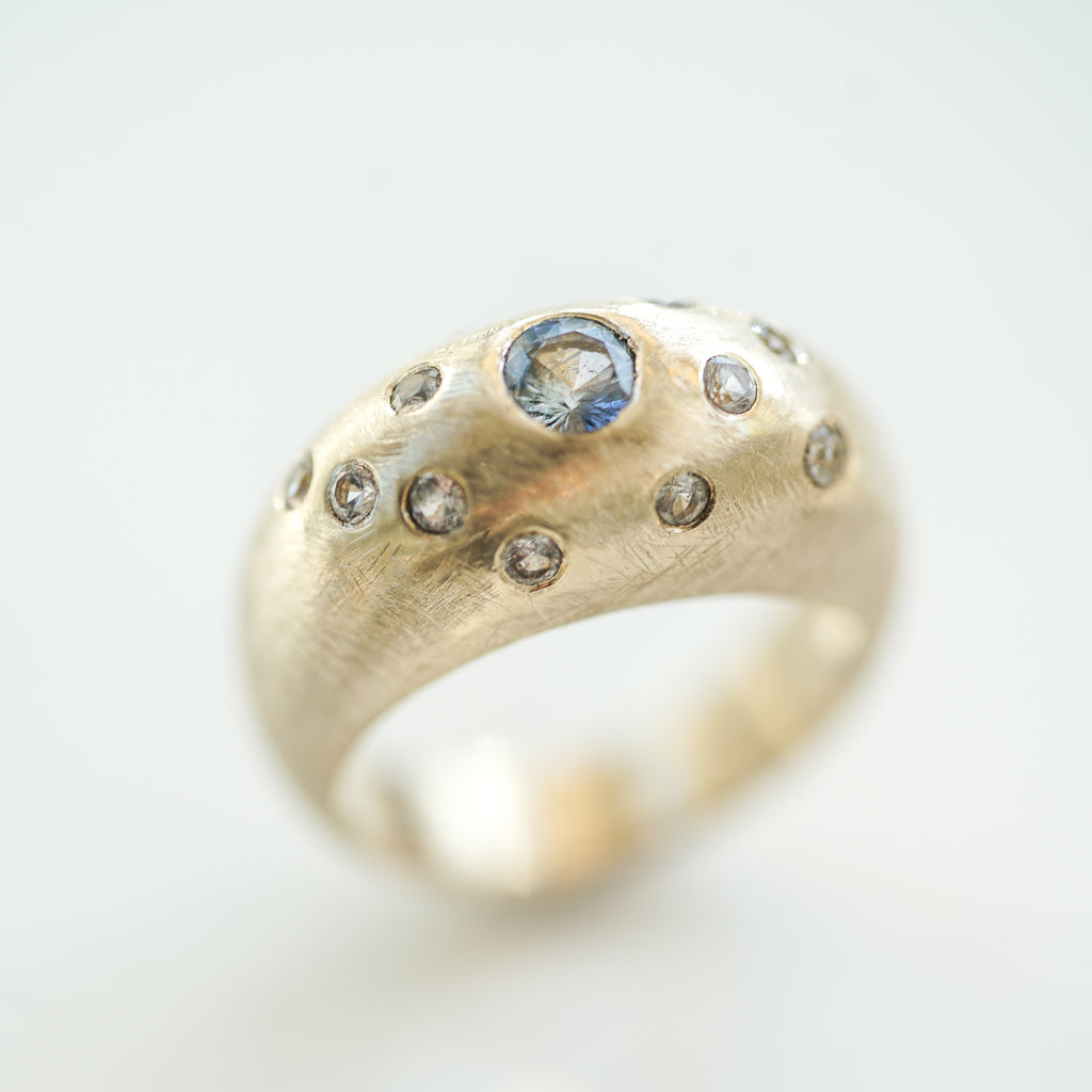 Bombé ring with bicolor sapphire in gold