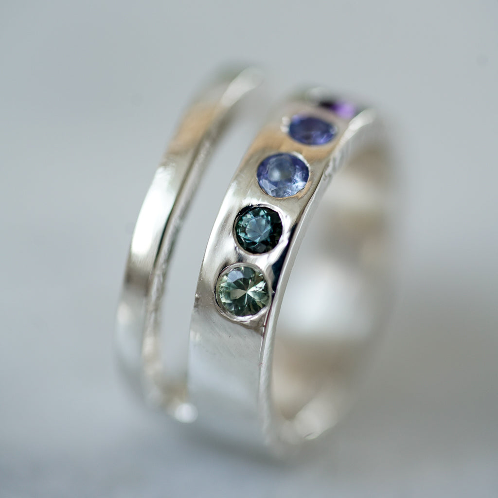 Sui generis silver ring with sapphires