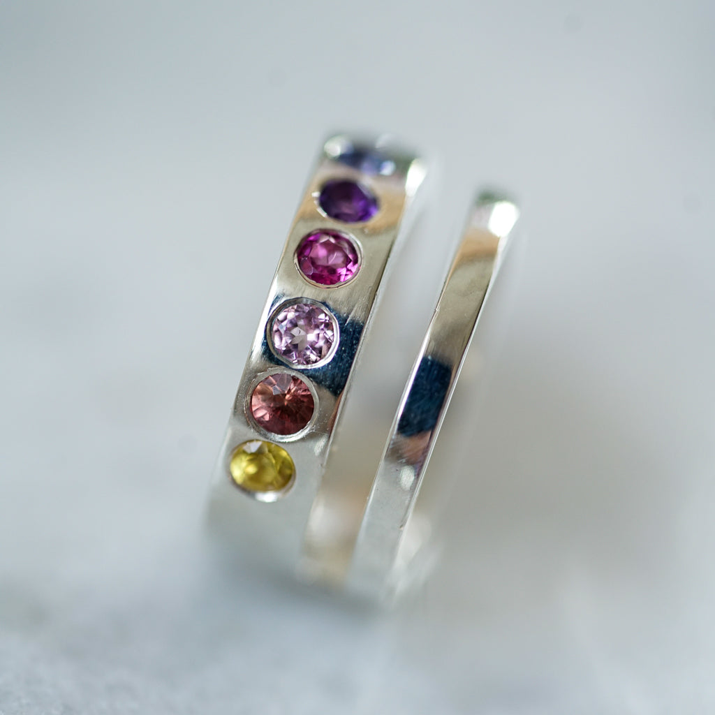 Sui generis silver ring with sapphires