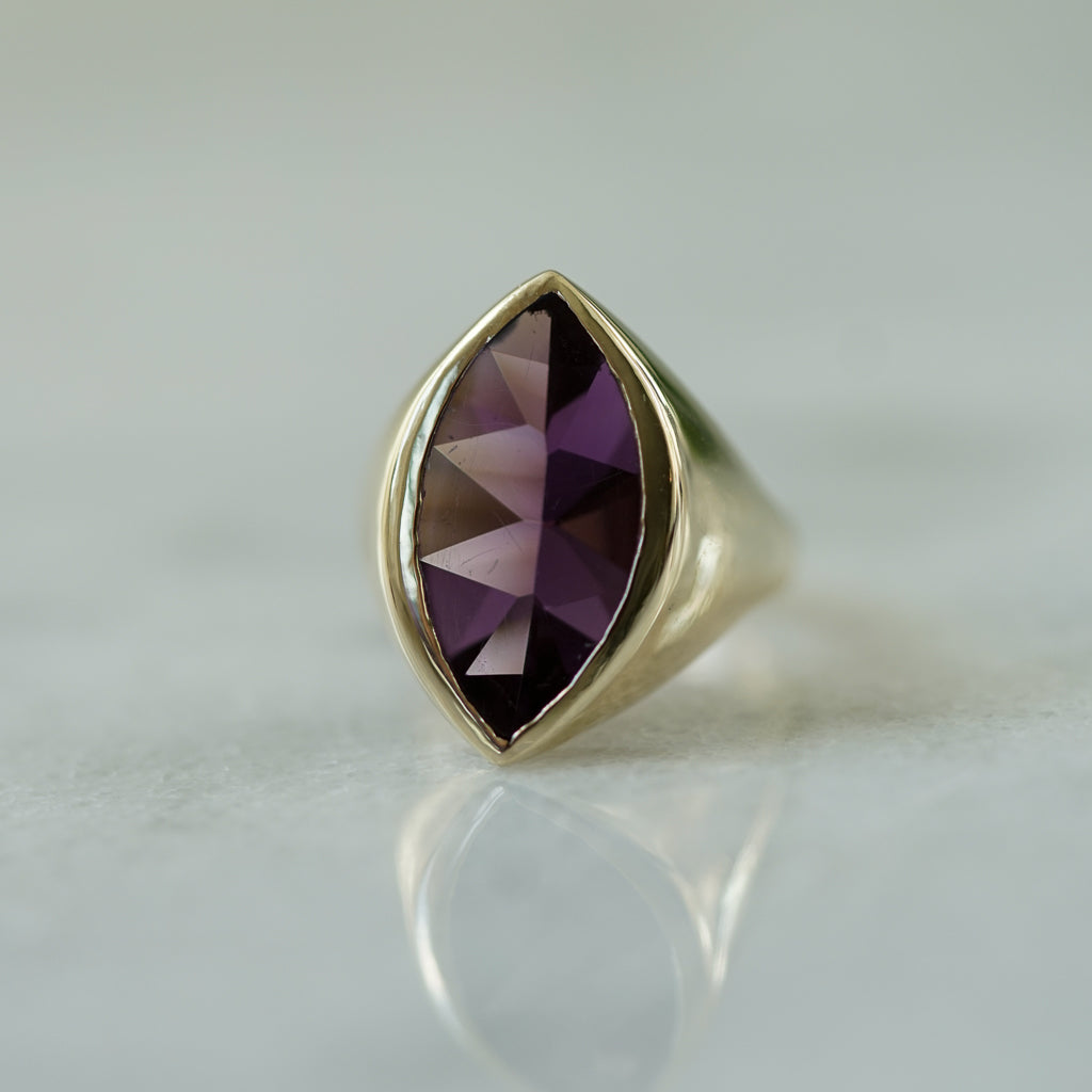 Modern Amethyst ring in gold