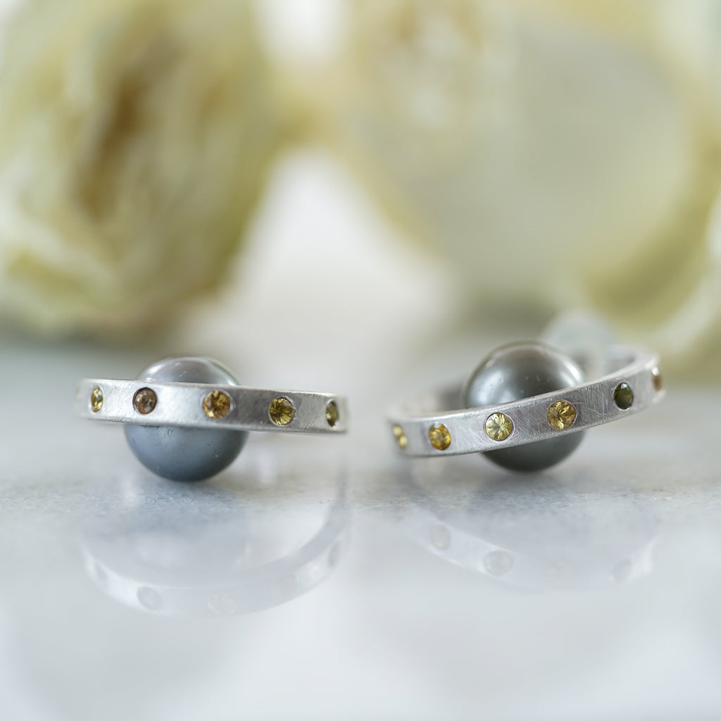 Hoop earrings with multicolor sapphires and Tahitian grey pearls