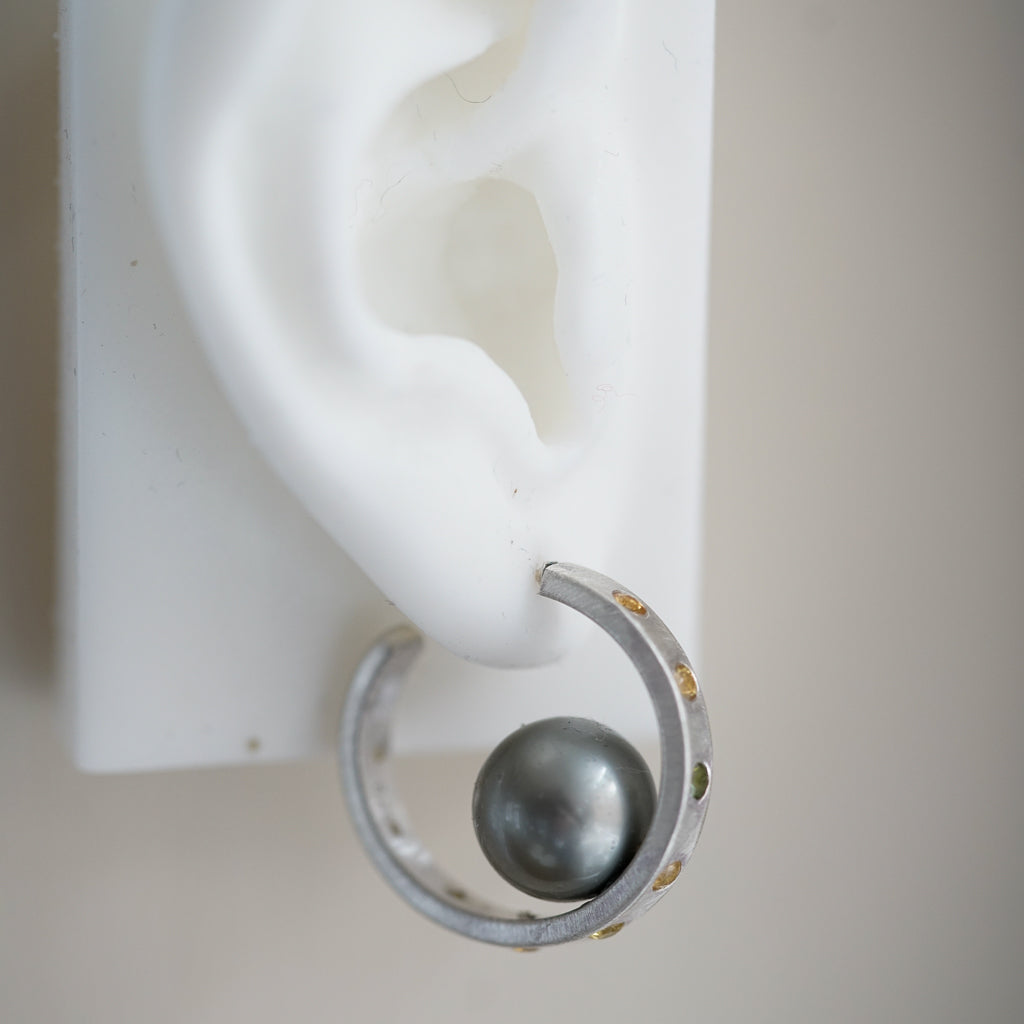 Hoop earrings with multicolor sapphires and Tahitian grey pearls