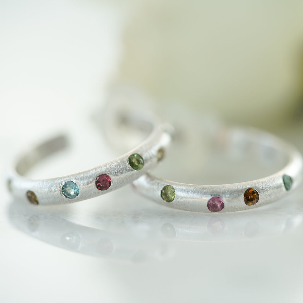 Hoop earrings with multicolor sapphires