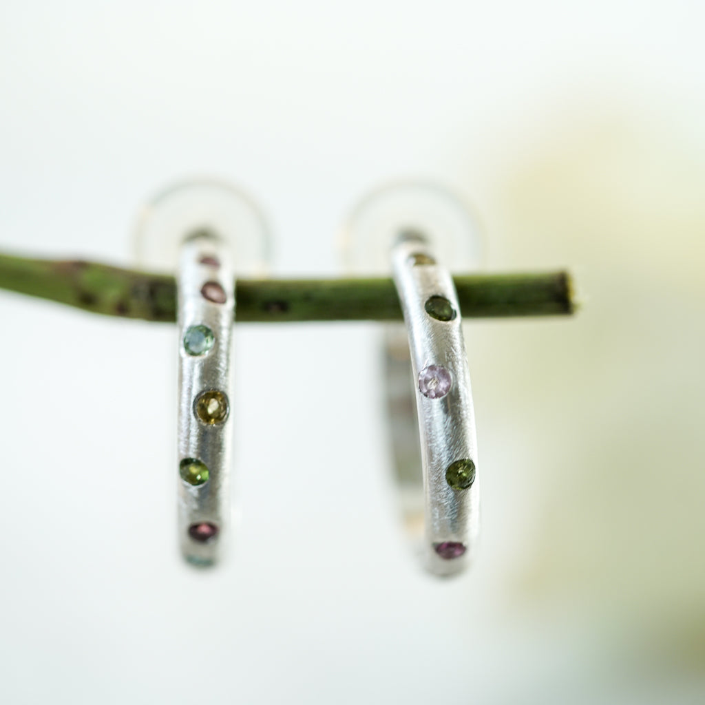 Hoop earrings with multicolor sapphires
