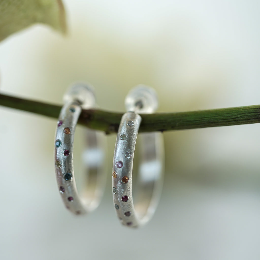 Hoop earrings with small multicolor sapphires