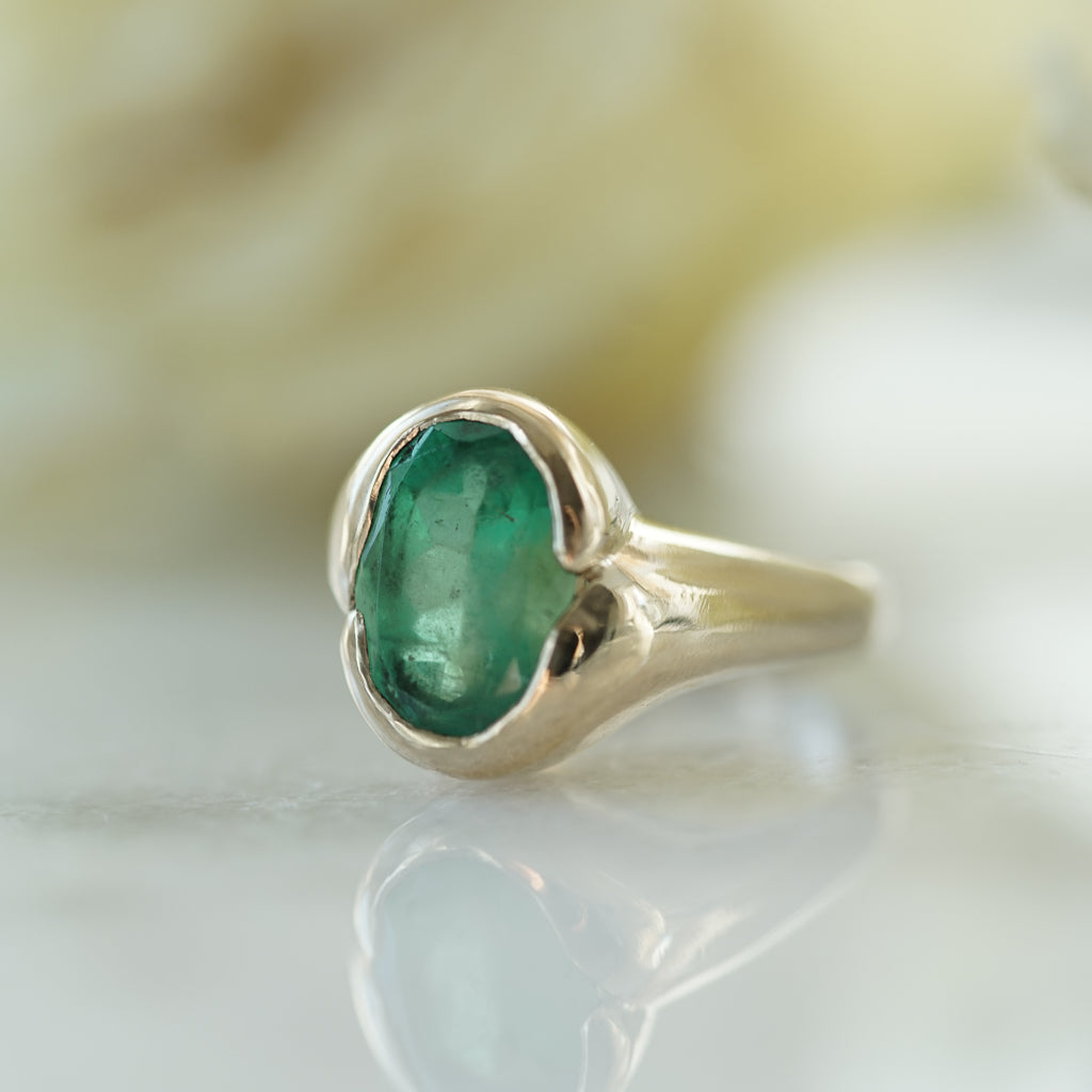 Emerald gold ring