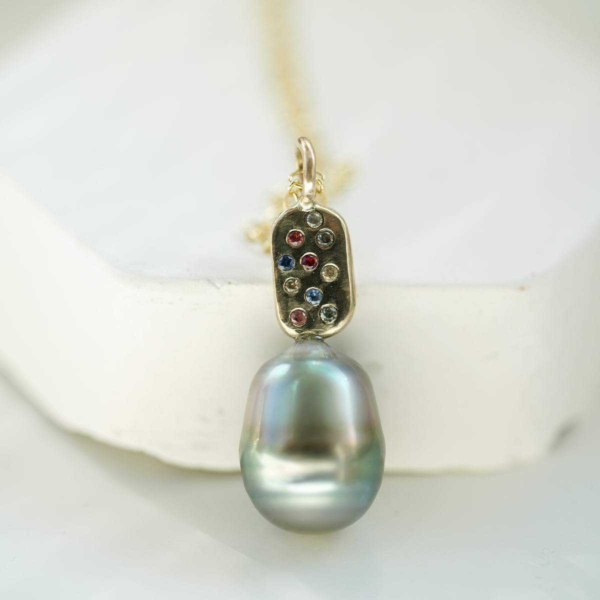 Tahitian Pearl Gold necklace with sapphires