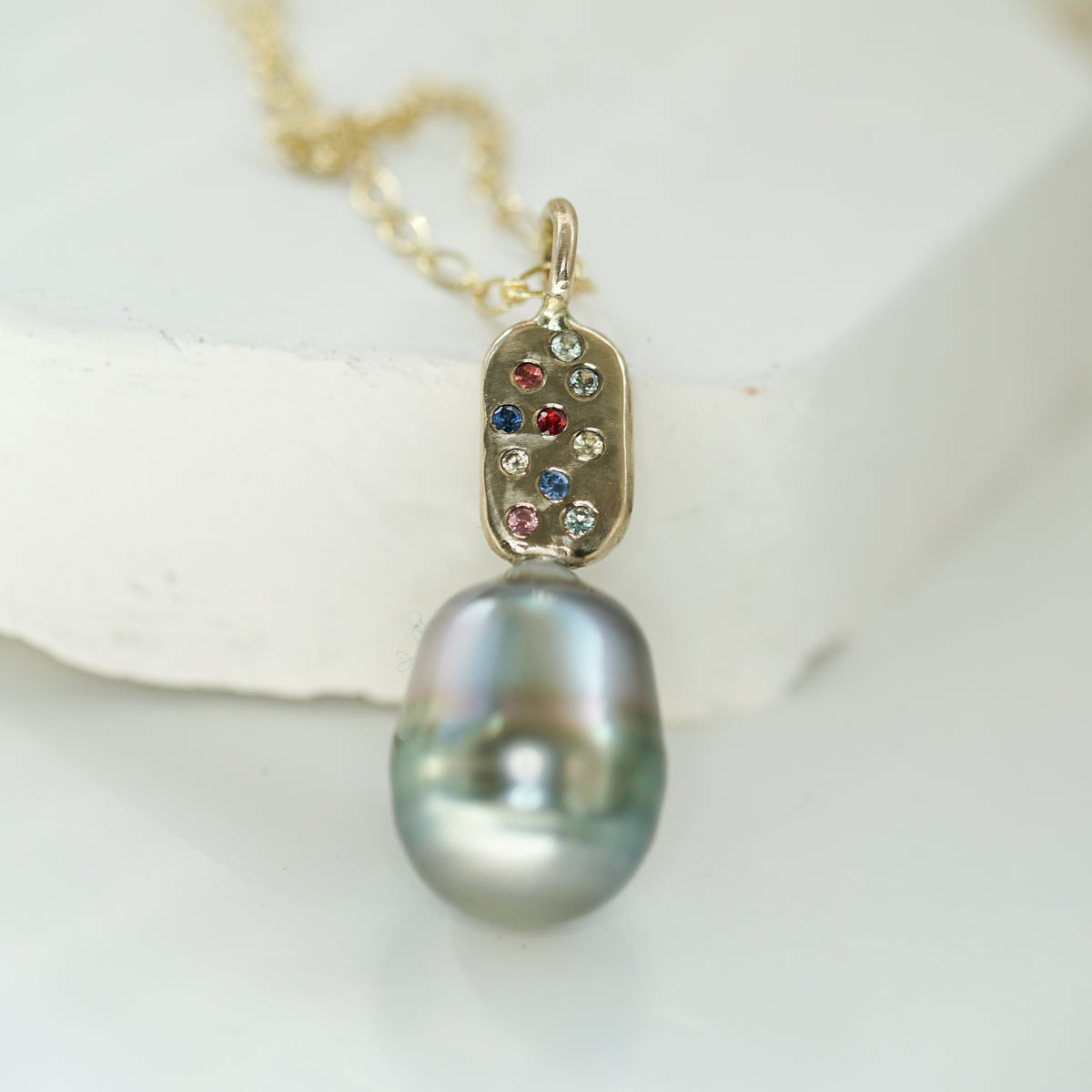 Tahitian Pearl Gold necklace with sapphires