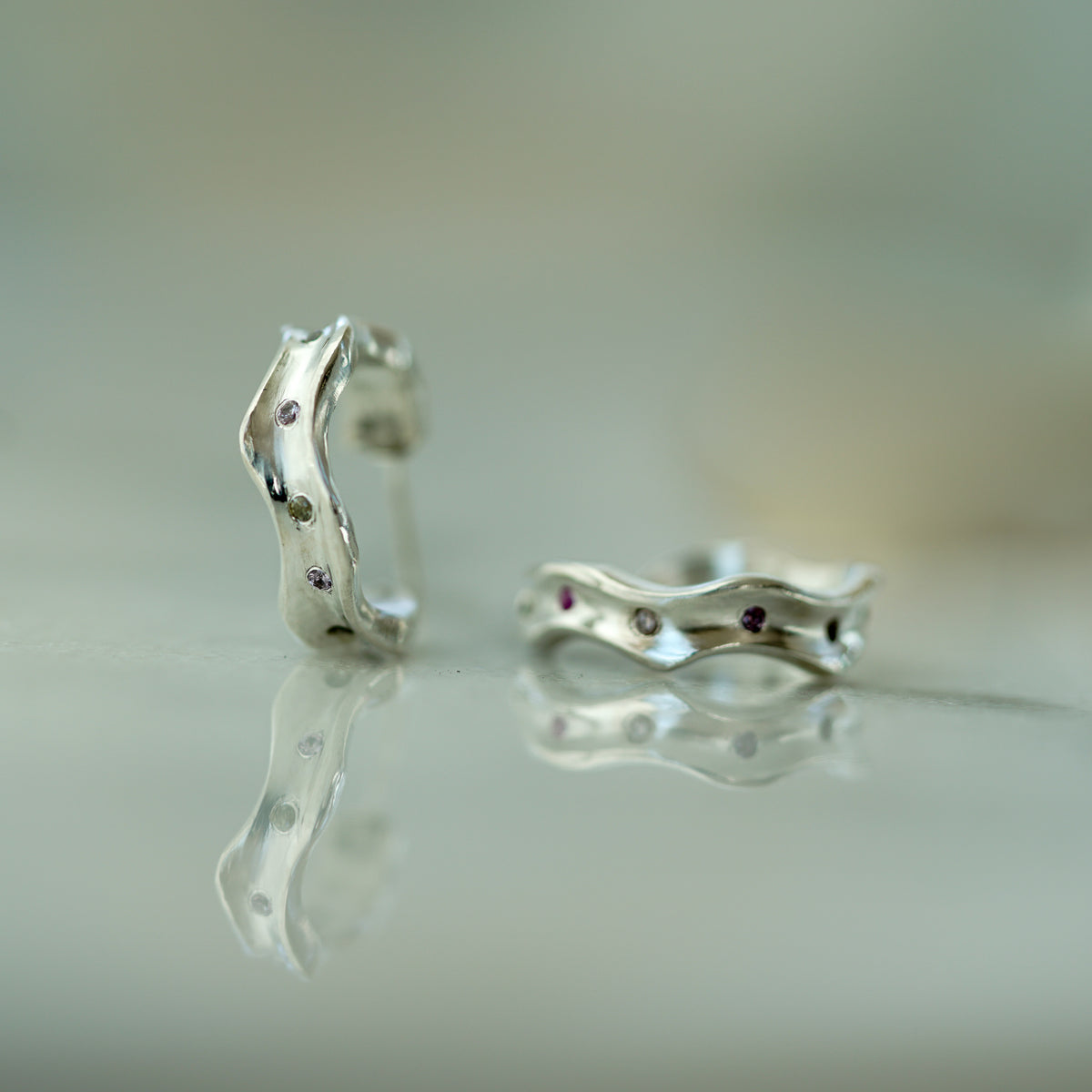 Sapphire wavy hoop earrings in silver