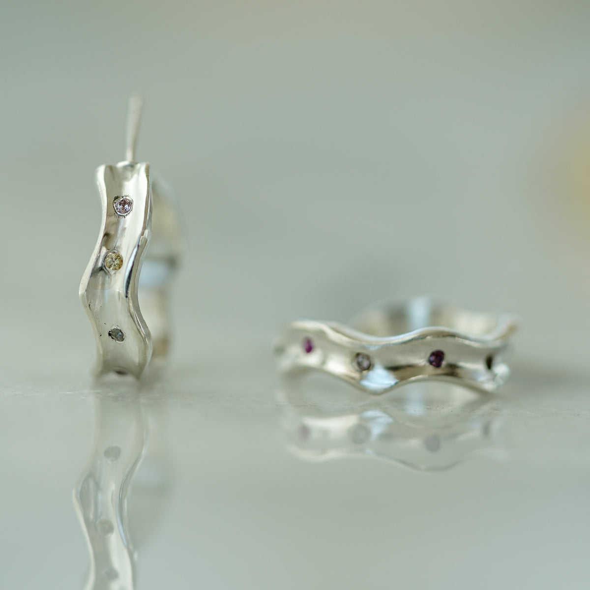 Sapphire wavy hoop earrings in silver